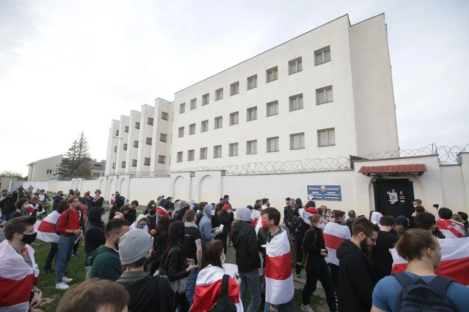 Колонна демонстрантов дошла до СИЗО на Окрестина