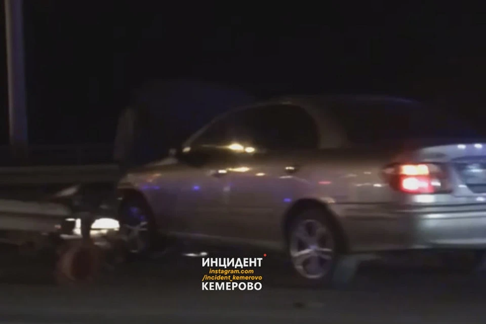 Иномарка протаранила отбойник на мосту в Кемерове. ФОТО: кадр видео vk.com, "Инцидент Кемерово"