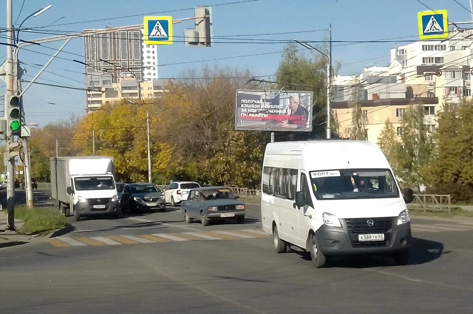 Две полосы на выезде из Кального не создают проблем для проезда перекрестка только в ранние утренние часы.