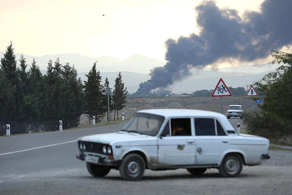 Дым после обстрела одного из горных сел в Нагорном Карабахе, октябрь 2020 г.