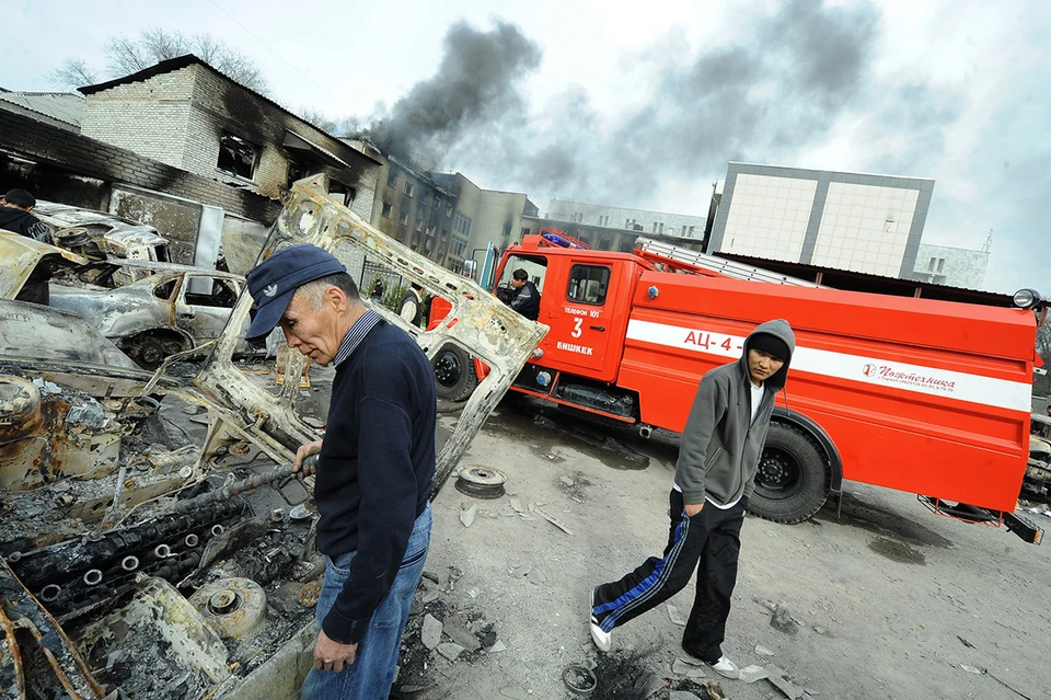 Беспорядки в Бишкеке, апрель 2010 года. У сгоревшего здания прокуратуры Кыргызстана. Фото: ИТАР-ТАСС/ Валерий Шарифулин