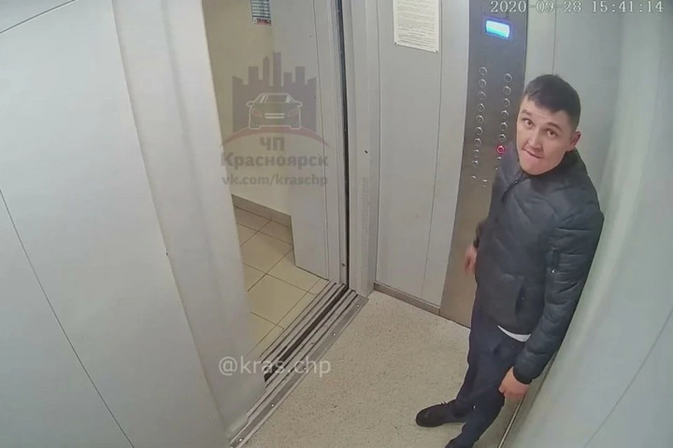 Устроившего погром в подъезде жителя Красноярска отправили под арест. Фото: стоп-кадр видео ЧП - Красноярск.