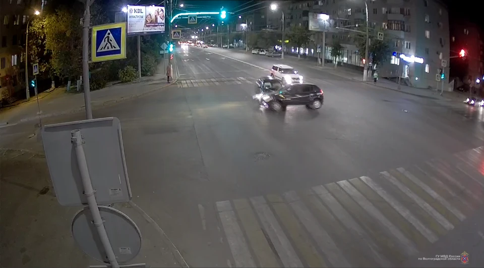 Кадр с видео ГУ МВД России по Волгоградской области. Момент аварии на проспекте Ленина в Волгограде.