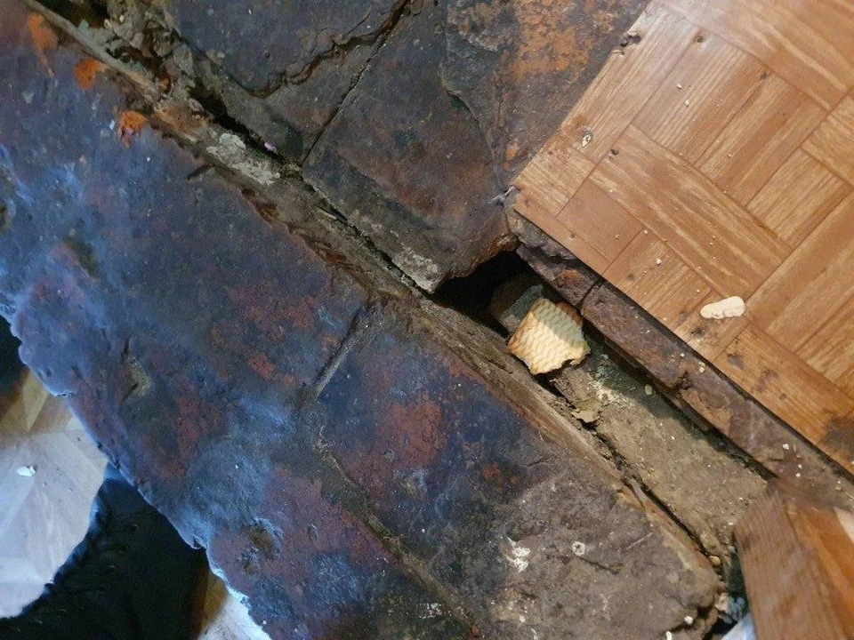 Девочка застряла ногой в дырке. Фото Саратовской городской службы спасения