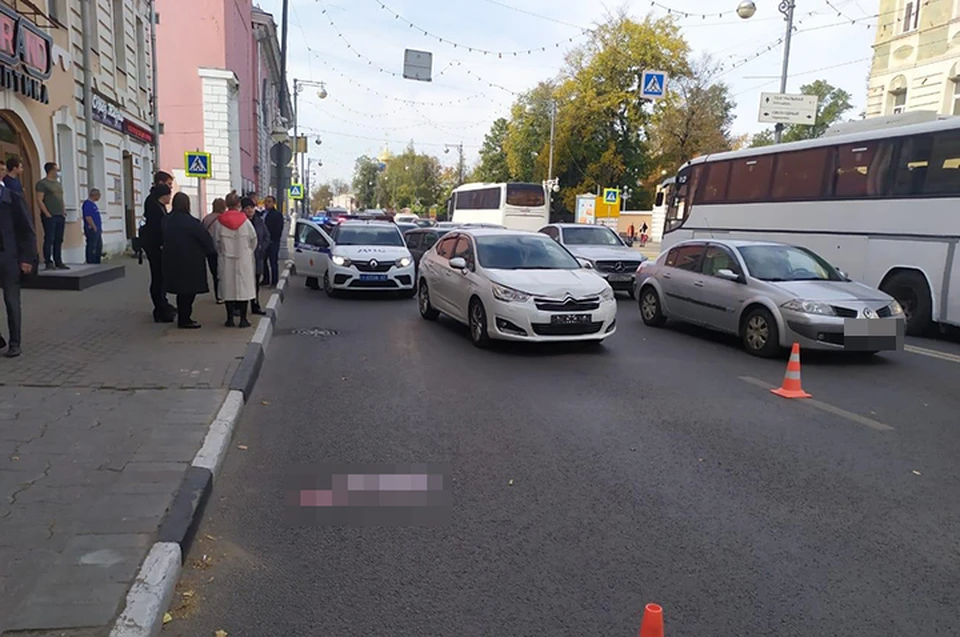 Женщина попала под машину в центре Твери Фото: УГИБДД России по Тверской области