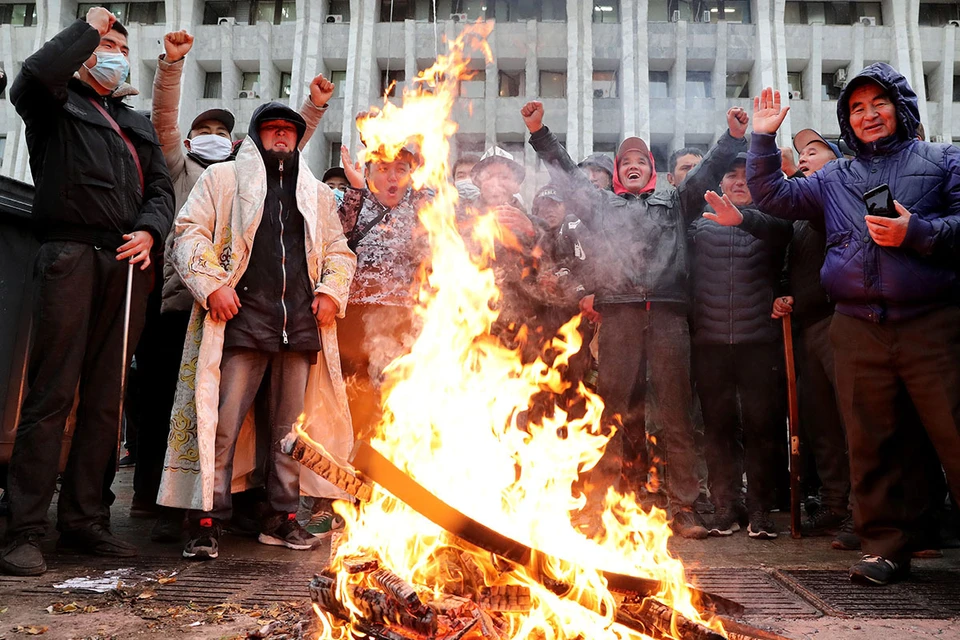 Массовые протесты в центре Бишкека начались после объявления итогов парламентских выборов. Фото: EPA/ТАСС