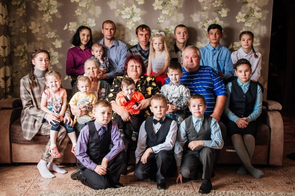 Семья Сучковых в сборе: бабушка Лида, мама Алла, папа Валерий и дети.