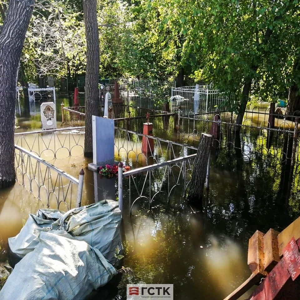 Соседи просверлили в заборе дыру, через которую вода с их территории утекала на кладбище. Фото: www.instagram.com/mkpgstk/