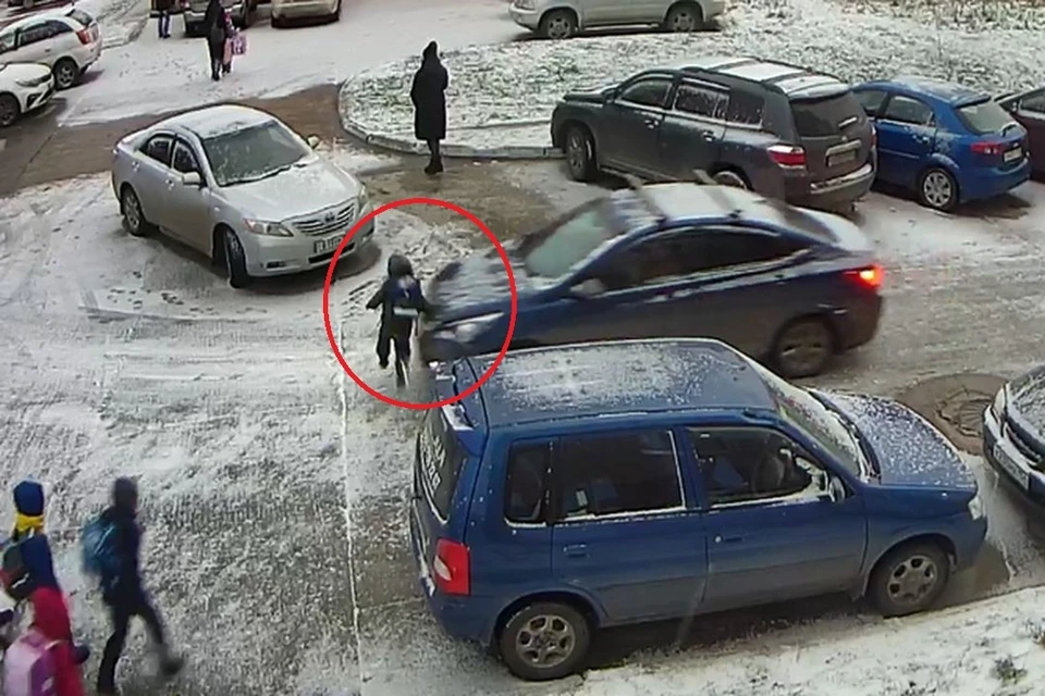 В Новосибирске во дворе жилого дома сбили ребенка, который перебегал дорогу. Фото: Кадр из видео\Госавтоинспекция по Новосибирской области