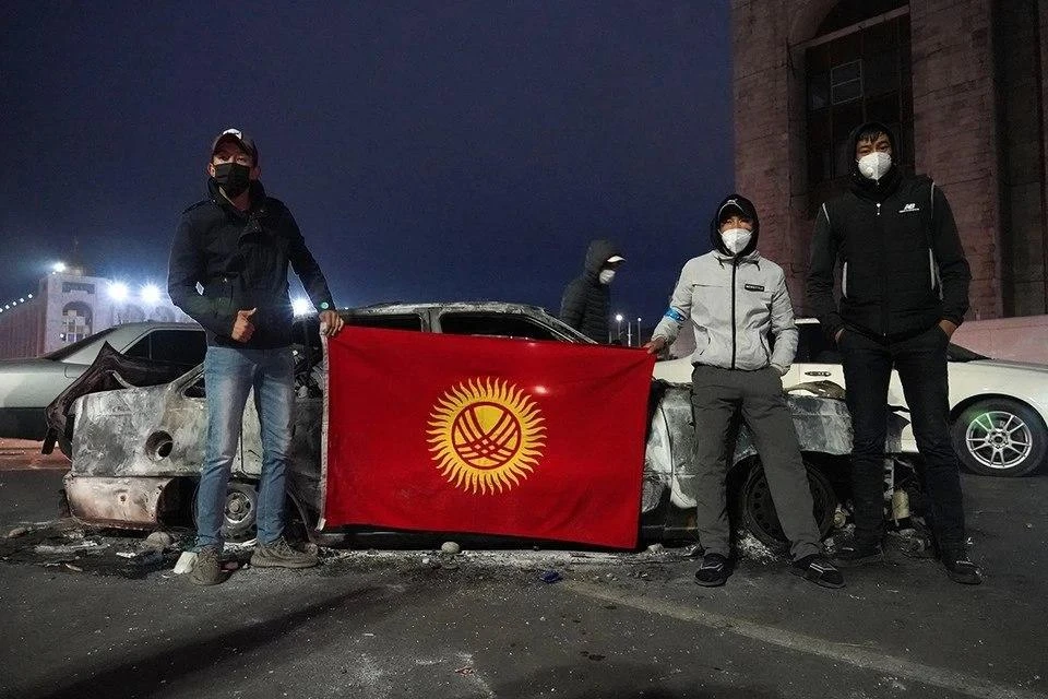 В Бишкеке начались беспорядки на митинге. Фото: Абылай Саралаев/ТАСС