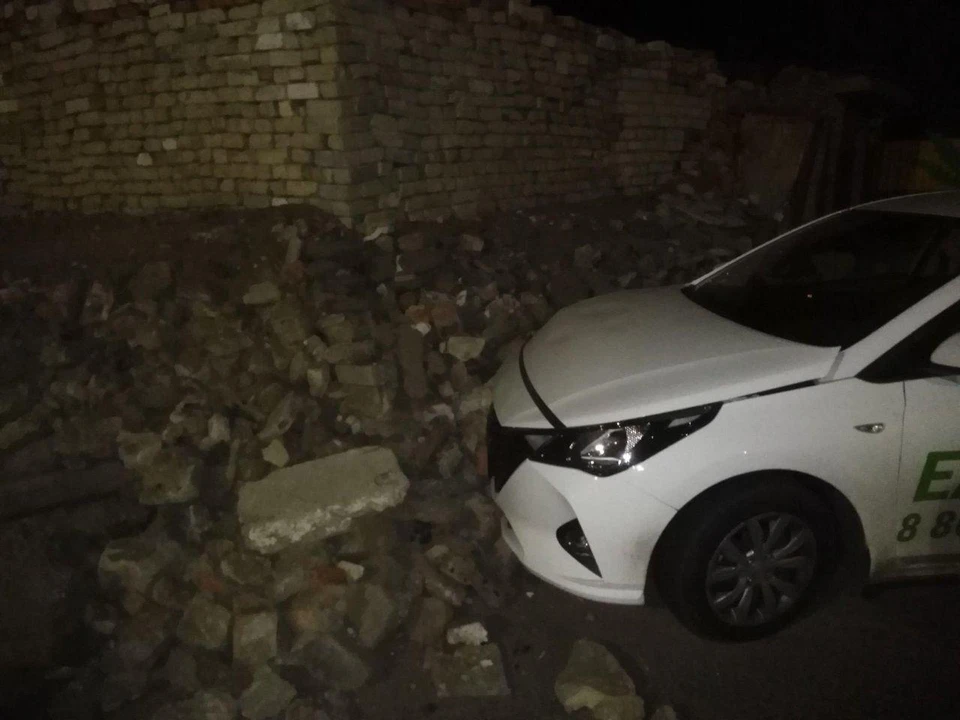 Автомобиль врезался в стену