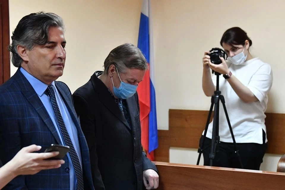 Михаил Ефремов играет в СИЗО в настольный теннис