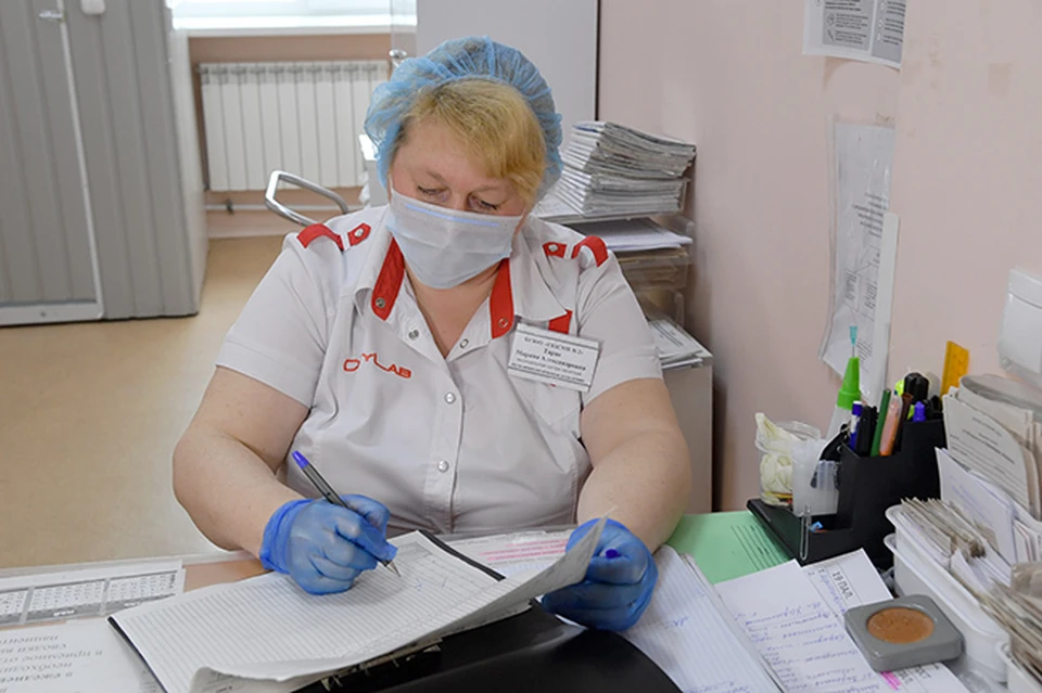 В омских больницах разворачивают дополнительные койки для пациентов с COVID-19.