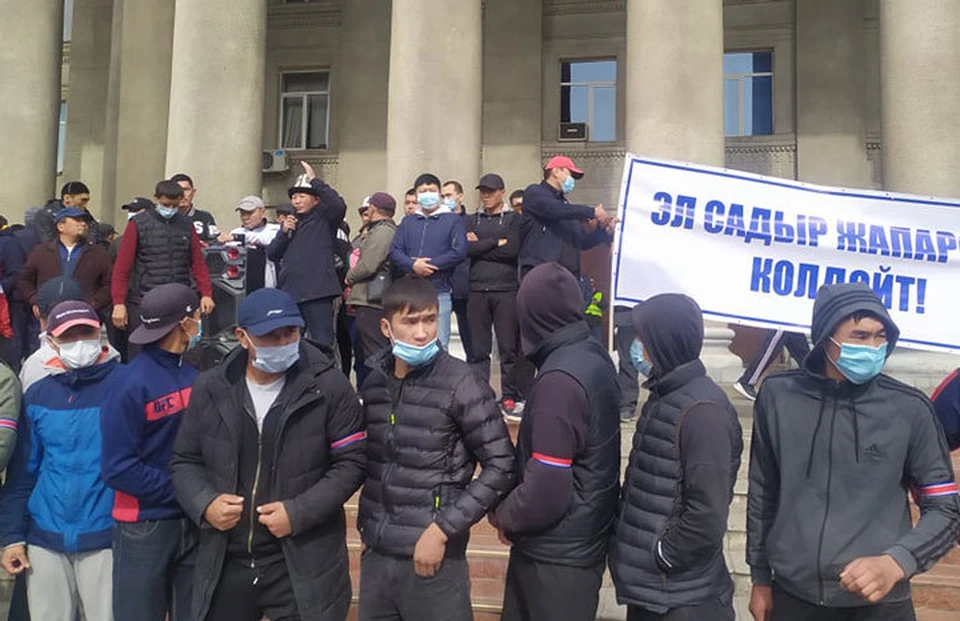 Сторонники Жапарова вновь вышли к Дому правительства.