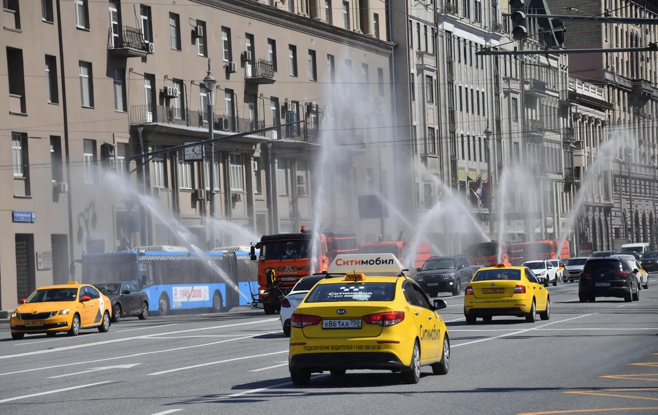 В Москве такси упало в реку, водитель погиб