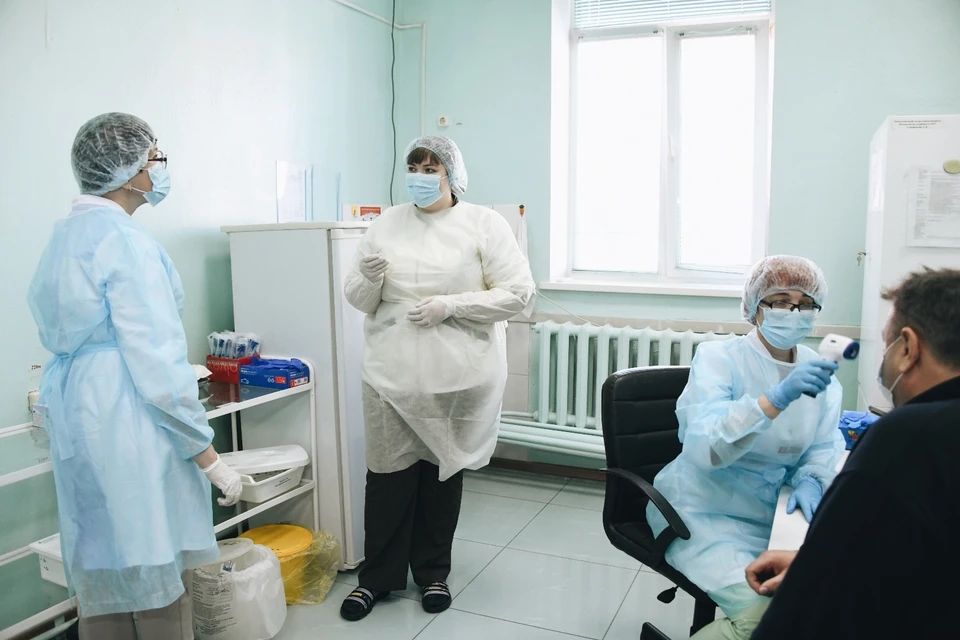 В сложившейся ситуации доктора, которые продолжают работать несмотря на все риски и нагрузки, заслуживают уважения втройне. Фото: правительство Амурской области