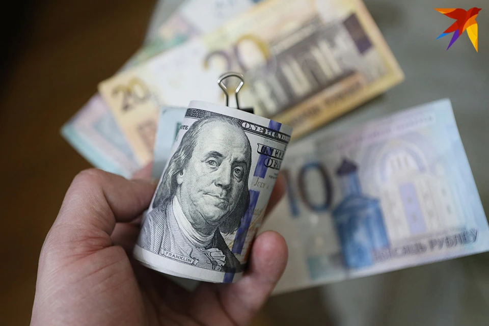 Белорусы продолжают снимать деньги с депозитов.