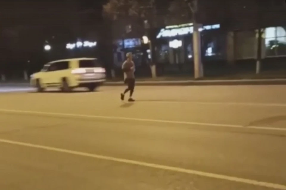 Новокузнечанин устроил ночной забег по проезжей части. ФОТО: кадр видео vk.com, "Подслушано Новокузнецк"