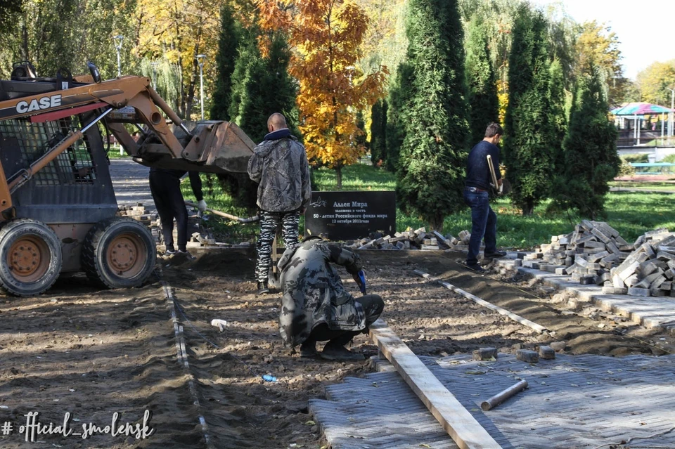 Недоделки после реконструкции устраняют в сквере у стены в Смоленске. Фото: администрация г. Смоленска.