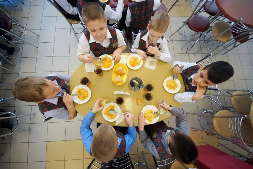 Учеников начальной школы уже второй месяц кормят бесплатно, а их родители все не могут вернуть переплату, оставшуюся с весны.