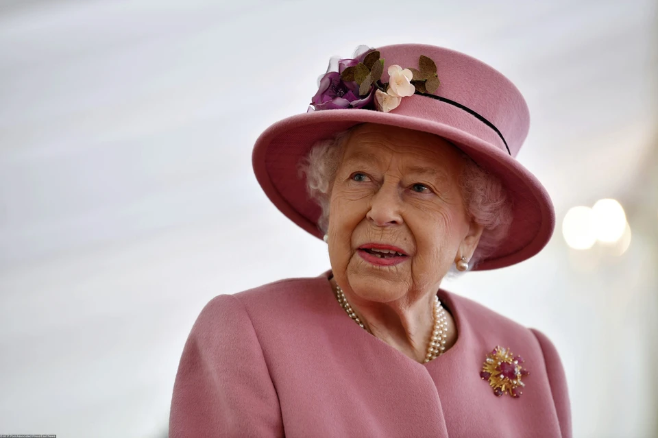 Королева Елизавета II вышла на публику без защитной маски.