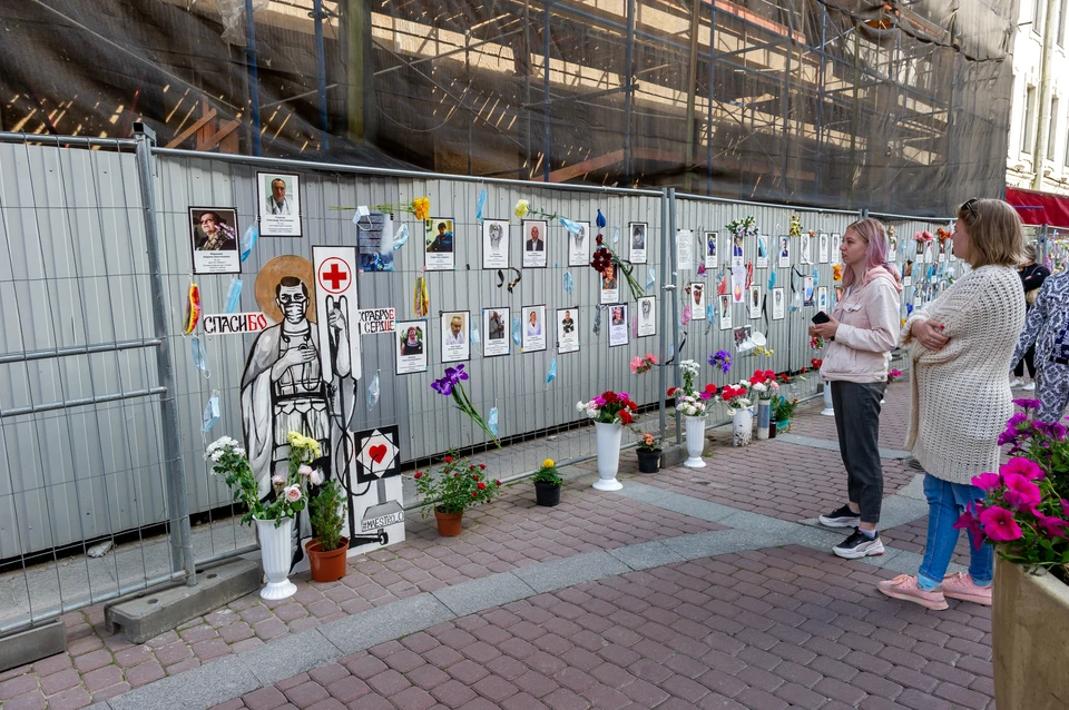 Александр Беглов принес цветы к мемориалу врачам.