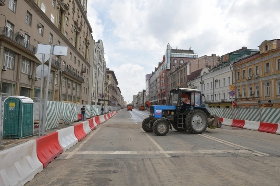 Девушка попала под колеса трактора на пешеходном переходе и выжила