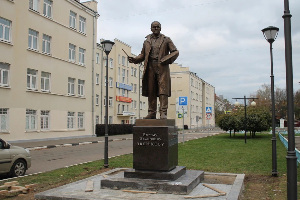 Памятник живописцу Ефрему Зверькову установили в Твери.