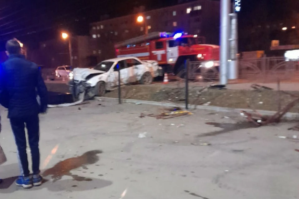 Водитель Тойоты Марк II врезался ограждение в Иркутске: пострадала 18-летняя девушка. Фото: "ДТП 38RUS"