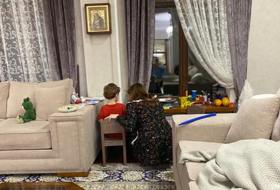 Хабиров со спины сфотографировал свою супругу Каринэ Хабирову и сына Фарита.