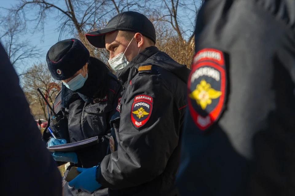 Полицейские выясняют причины гибели мужчины на Российском проспекте.