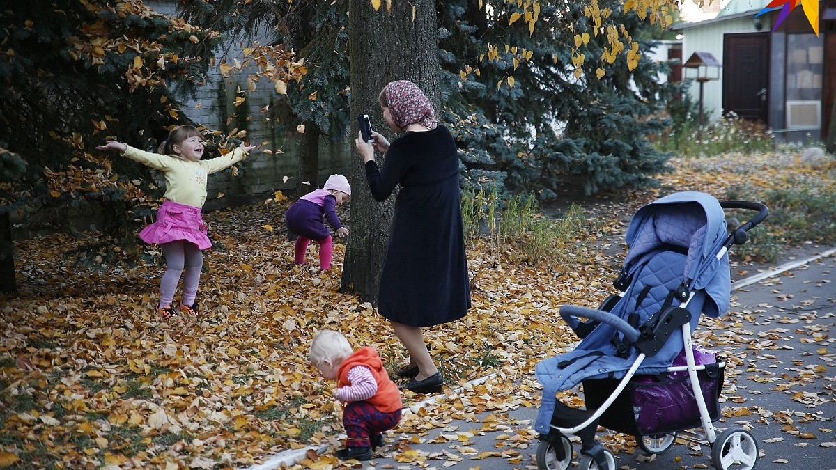 Либо дополнительный выходной, либо 7-часовой рабочий день: у многодетных  родителей может появиться еще один бонус - KP.RU