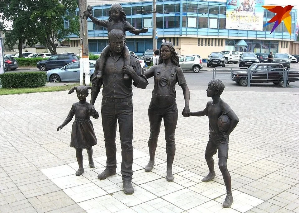 Памятник многодетной семье в Твери (до того, как его развернули).