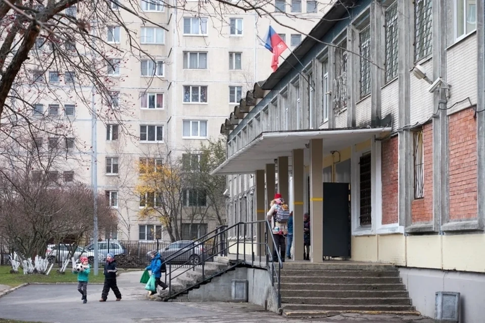 Число школьных классов, отправленных на карантин, уменьшилось в Санкт-Петербурге.