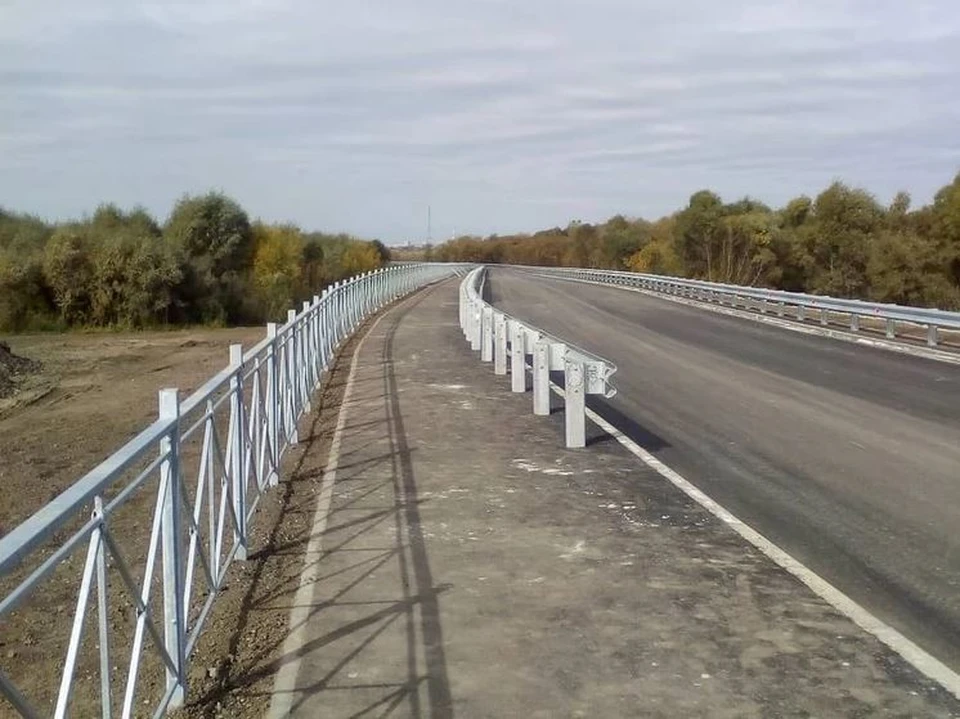 На новой дороге пока нет ничего, кроме асфальта и ограждений. Дорожные знаки и освящение установят позже.
