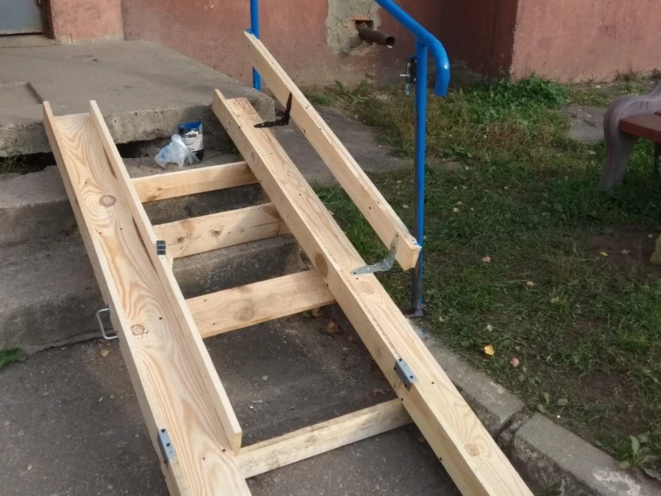 Смоляне просят установить пандус для ребенка в подъезде жилого дома. Фото: ВКонтакте.