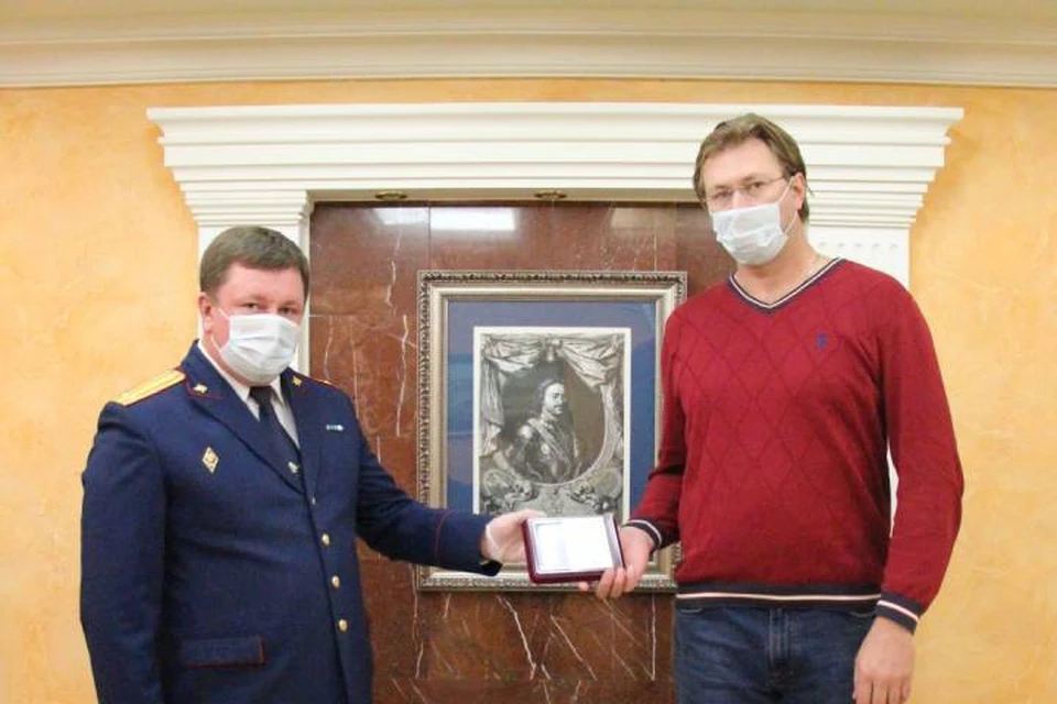 В Петербурге наградили мужчину за спасение детей из горящей машины / Фото: СК по СПб