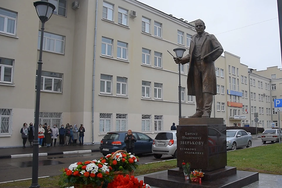 Памятник установлен между корпусами Тверского госуниверситета Фото: администрация Твери