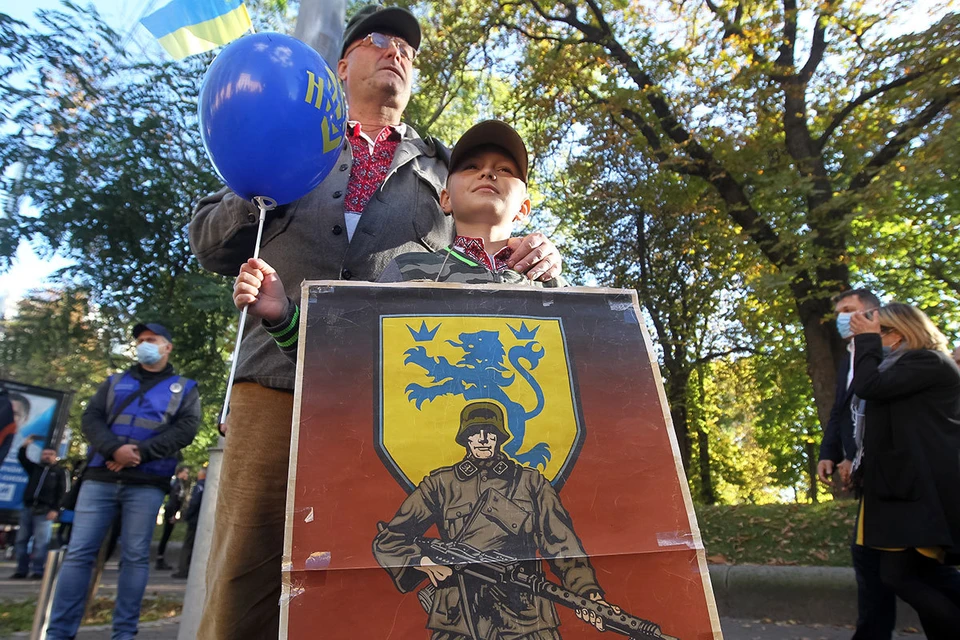 В Киеве прошел марш в честь годовщины образования УПА (организация запрещена в РФ).
