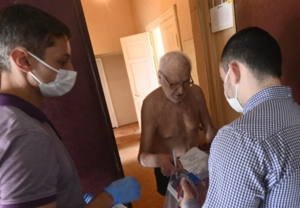 Медработники или волонтеры-медики придут к заболевшим старикам домой с лекарствами.