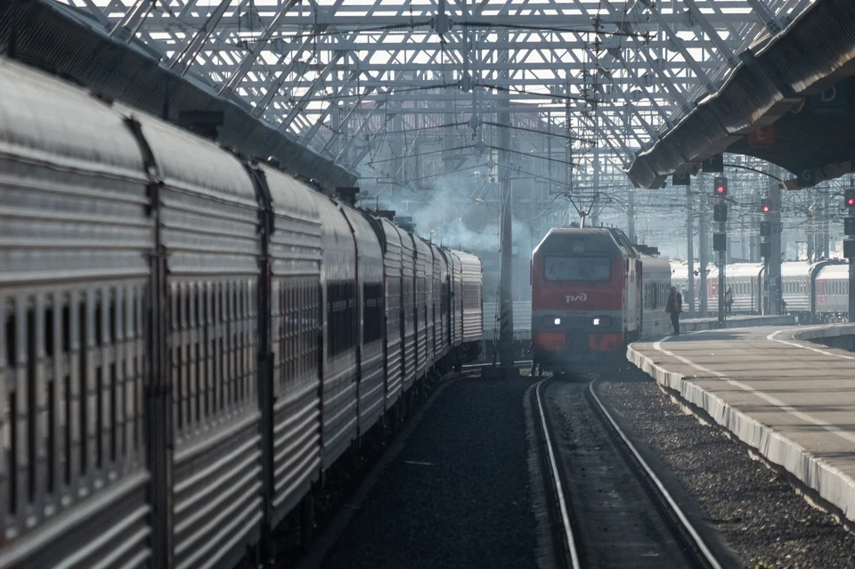 Поезд Челябинск-Петербург насмерть сбил троих подростков в Вологодской области.