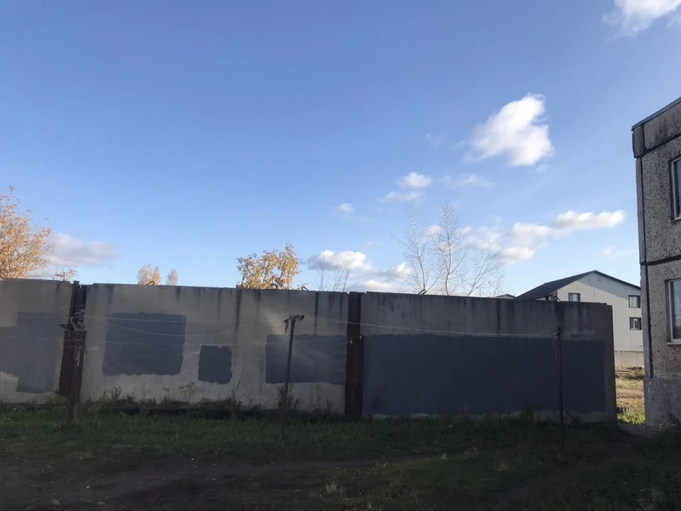 В Тюмени неизвестные рекламируют сайты с продажей наркотиков на фасадах домов. Фото - dom.tyumen-city.ru.