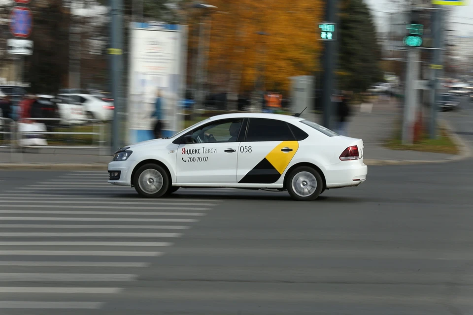 Таксисты будут возить врачей к пациентам, которые лечатся дома.