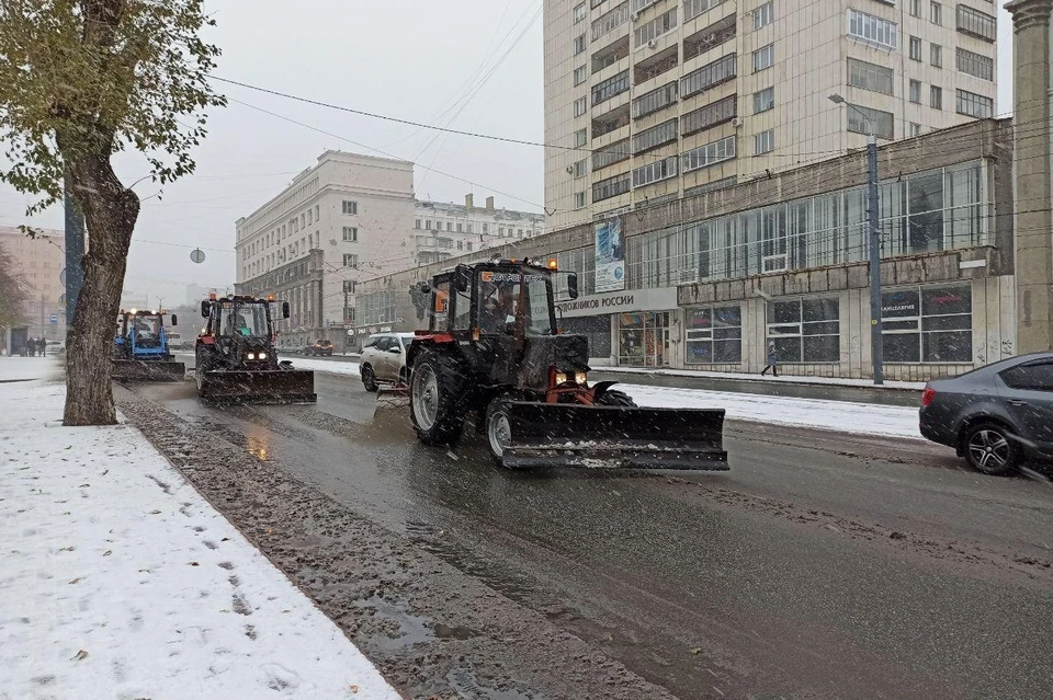 Активная уборка идет в разных районах города