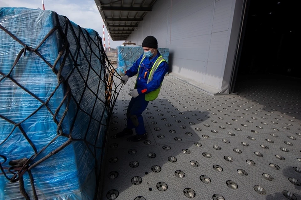 Самолет доставил в Кузбасс крупную партию лекарств от коронавируса и ОРВИ