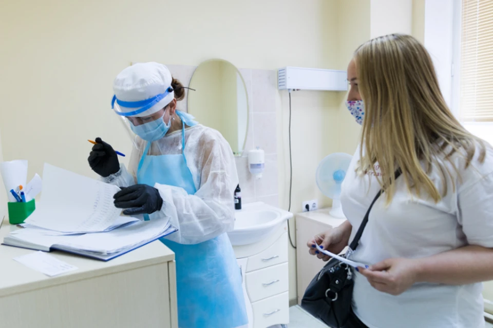 Если угрозы для жизни пациента нет, коронавирус разрешат долечивать дома.