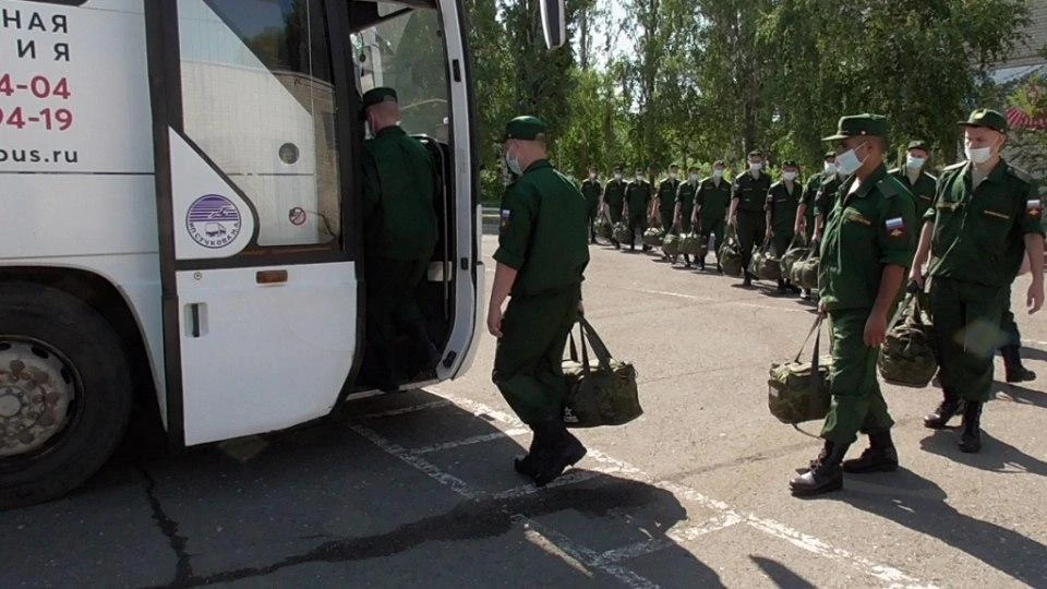Саратовцы захотели отменить службу в армии