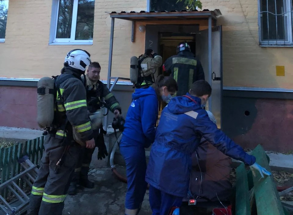В Туле девять пожарных машин прибыли тушить подвал пятиэтажки на улице Руднева