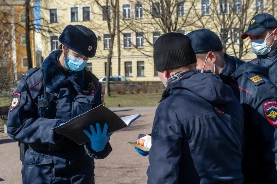 Усиленный контроль за масочным режимом продолжается в Санкт-Петербурге.
