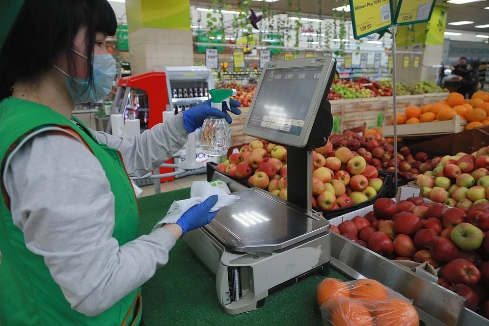 В магазине проводили проверку, одна из продавщиц работала без маски.